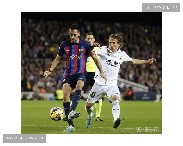 德容与布斯克茨的中场位置理解及战术核心差异解析