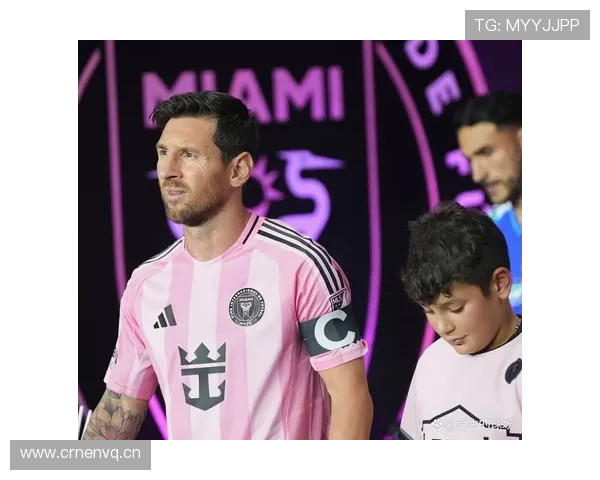 梅西居然穿着普通潮服现身，球场之外一点都不像传说中的“亿万富翁”