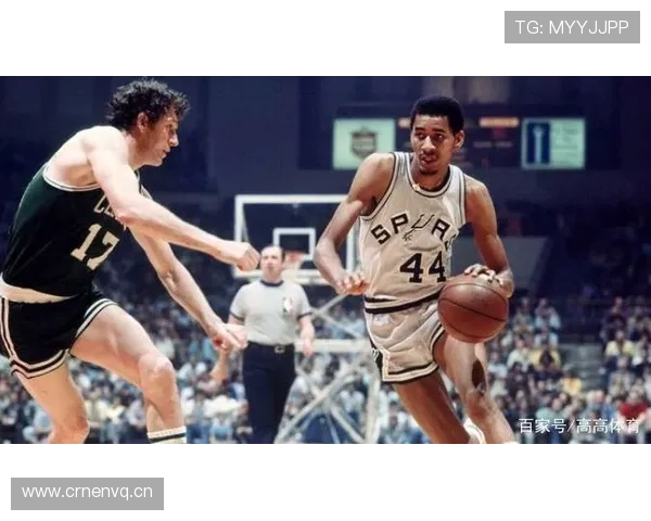 乔治·格文无球跑动拉开空间，改变防守布局